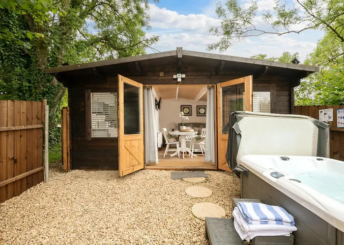 Hazel - Connect To The Nature In The Hot Tub