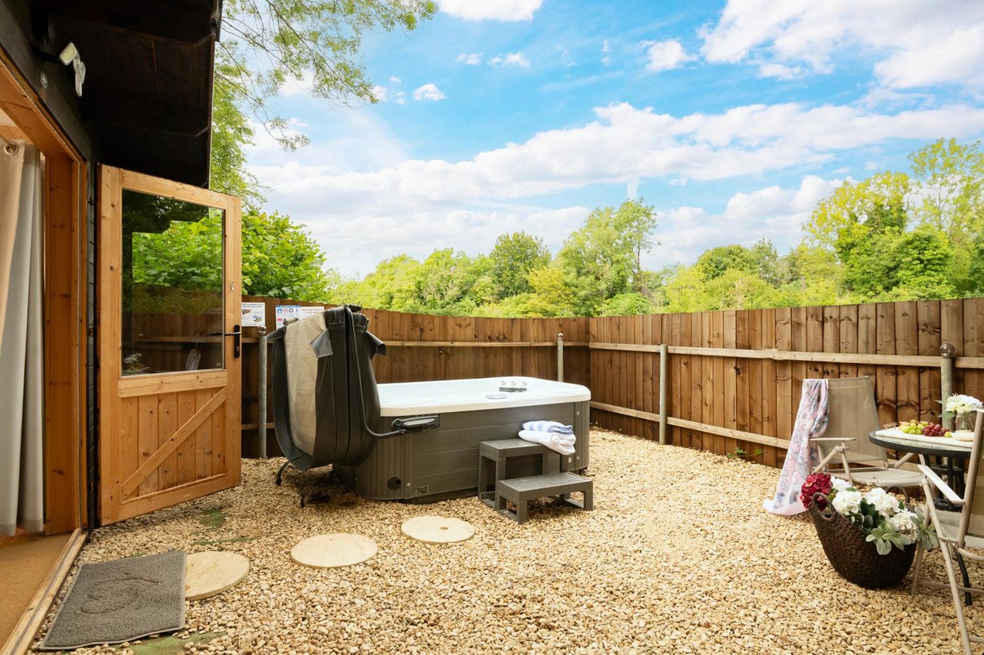 Hazel - Connect To The Nature In The Hot Tub * Blandford Forum